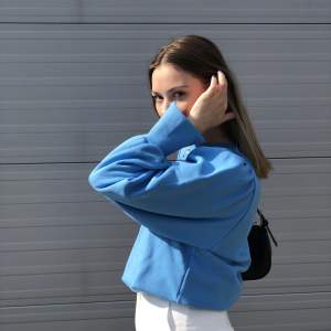 Blå sweatshirt från Nakd med slit i mudden, använd en gång varför nyskick. Vid snabb affär kan priser diskuteras 