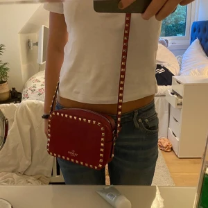 Valentino camera bag - BUDA EJ I BUDGIVNINGEN ‼️Säljer denna sjukt snygga valentino väska för 3000kr. Som ny! Dust bag med följer❤️ har ej kvar kvitto men kvar lilla lappen man får med samt 2 nitar. Ingen nit har ramlat av ❤️ kom priv för mer frågor eller bilder ❤️