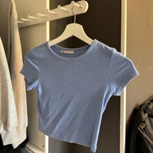 Zara t-shirt - Knappt använd, strl s. Ribbad