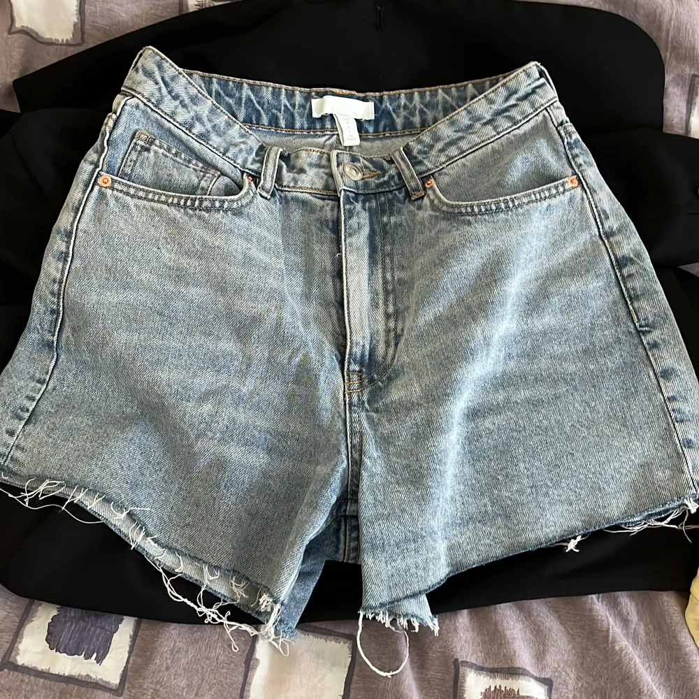 Superfina blå jeansshorts som är sparsamt använda förra sommaren. Säljer pga att de är för små så köpte en storlek större. Pris går att diskutera och bara att höra av sig vid frågor.🌸. Shorts.
