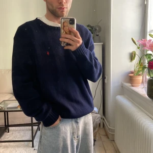 Ralph lauren stickad tröja (L) - Stickad polo tröja i bra skick, mörkblå färg. Storlek L