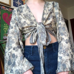 Blus med vida ärmar - Blus med sjukt vida ärmar som går att knytas på två olika sätt💓kan passa olika storlekar eftersom banden som man knyer åt med är väldigt långa