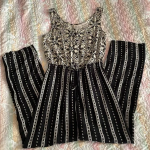 Vintage Byxdress  - Super härlig sommar vintage byxdress från Beyond Retro. Har ett fantastiskt mönster.  Resår i midjan och inga fickor ☀️  Jag är ca 168cm och tycker den passar bra i längden. 