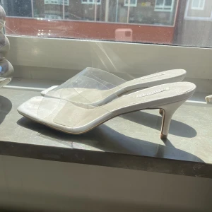 Klackar  - Snygga klackar ifrån Nelly men aldrig använt tyvärr därav säljer jag dem. Storlek 39