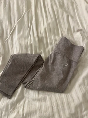 Gymshark scrunch tights  - Gymshark ”Adapt Animal Seamless Leggings - Butterfly | Grey” i storlek Medium. Använda ett fåtal gånger. Nypris 599kr