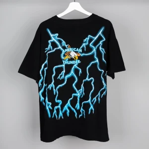 American Thunder Vintage T-shirt - T-shirt från American Thunder. I fint skick. Märket är populärt bland många kändisar, Travis Scott etc. Djur & Rökfritt hem.
