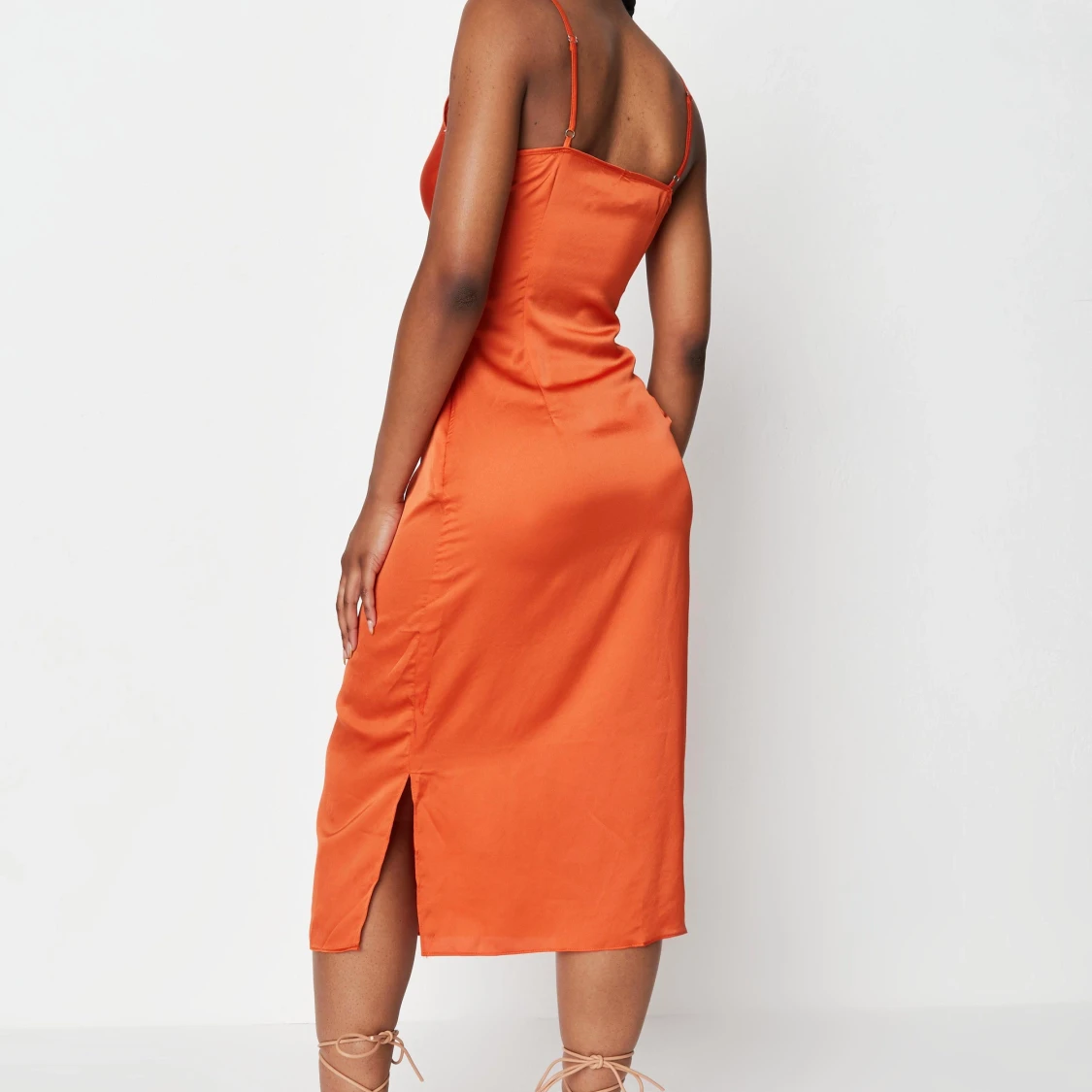 Orange satinklänning  - 90