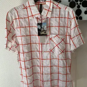 Oanvänd kortärmad herrskjorta från Nudie Jeans Co i strl M. Prislappen finns fortfarande kvar.
