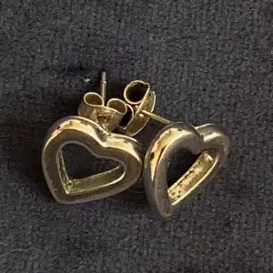 Fina hjärtörhängen i äkta silver. Stämplade 925