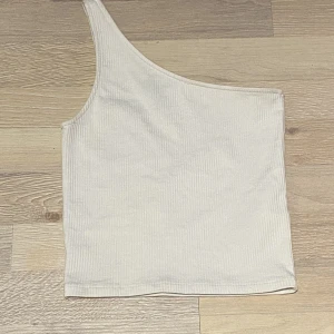 Enarmade gina linnen - Säljer mina två enarmade tröjor från Ginatricot, den beiga är i storlek xxs och den vita i xs men det är knappast någon skillnad på dem. Den vita har en defekt på insidan av tröjan så den syns inte vanligtvis! 