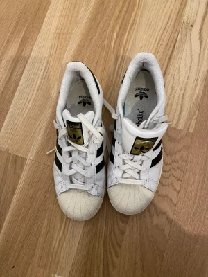 Adidas skor - Säljer mina adidas skor som är i god skick.
