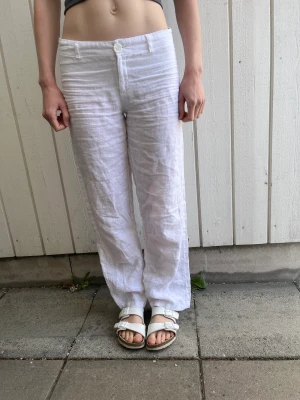 Lågmidjade linnebyxor! - Jättefina vita lågmidjade linnebyxor från Gina Tricot!😚Andvänt ett fåtal gånger men som i nyskick!