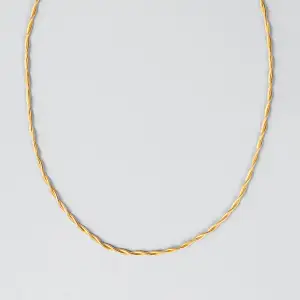 Snake chain halsband från Safira. Helt ny aldrig använd i original förpackning. 18k gold plated.