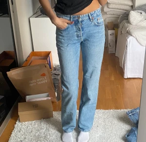 Zara midwaist jeans - Zara jeans i mycket fint skick! Jag är 174💕