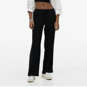 Svarta linnebyxor  - Säljer dessa svarta linnebyxor ifrån H&M i storlek XS, helt slutsålda💗 nya med alla lappar kvar 