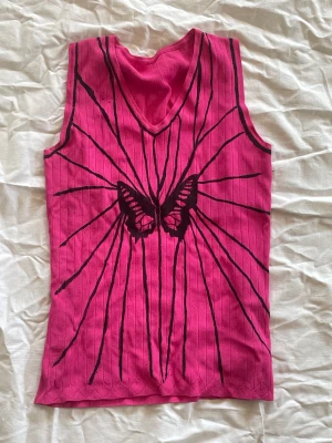 Rosa väst med fjäriltryck  - Väldigt söt väst som jag målat själv. Inte används så mycket och går att tvätta som vanligt i maskin