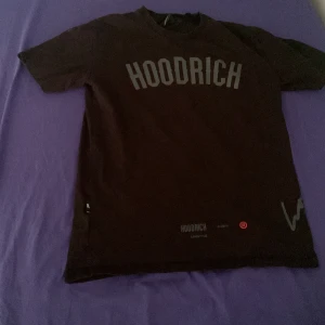 Hoodrich tröja  - Köptes i januari och har använts tills des har ett litet skada på H på Hoodrich loggan 
