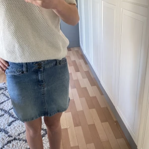 Jeanskjol  - Blå jeanskjol, jättefin nu till sommarn. 