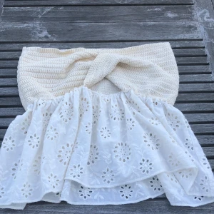 Zara topp - Säljer denna axelbandslös topp med Blom mönster från zara ! 💞 Säljes pga att den är förstor på mig. Vid många intresserad startar jag budgivning ❤️ 