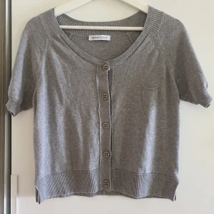 See by chloé topp - Säljer denna supersöta kortärmade chloé koftan då den tyvärr blivit lite liten för mig, köpt på arkivet i Stockholm💗