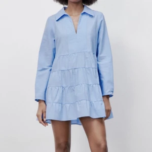 Klänning - Somrig klänning från Zara! Endast använd 1 gång så den är i väldigt bra skick men den kommer tyvärr inte till användning ❤️