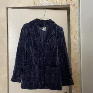Mönstrad kavaj - Mönstrad kavaj i sammet tyg köpt second hand.