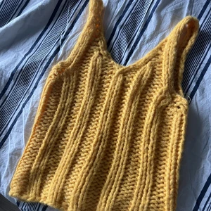 Stickat linne - så fint gult stickat linne från zara! Perfekt på sommarkvällar! 