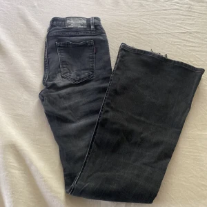 Crocker jeans flare  - Svarta crocker jeans flare. Strl 26/32. 