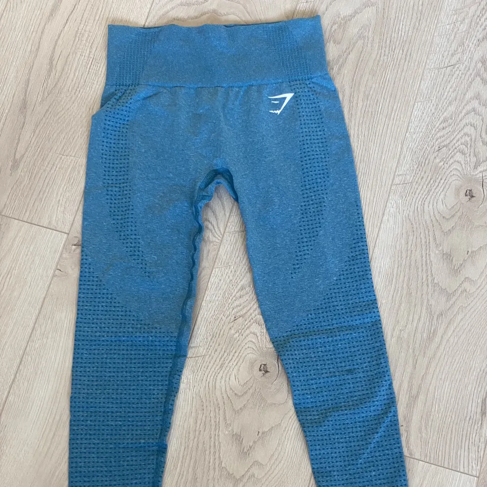 Vital seamless 2.0 leggings från Gymshark i färgen Tahoe Teal Marl. Säljer då de ej kommer till användning. Jag köpte för 550kr och säljer för 150kr skriv för frågor💓 . Jeans & Byxor.