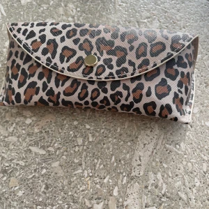 Glasögonfodral - Ett fodral i leopard mönster i gott skick 