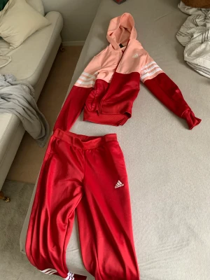 Adidas set! - Detta Adidas set är jätte fint men inget som passar mig just nu jätte fin till sommaren om de är kyligt ute❤️orginal pris : 1500kr