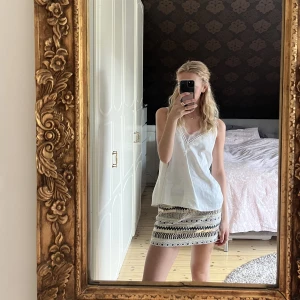 mönstrad kjol från zara  - guldig / svart / vit kort lågmidjade kjol från zara🤩 mönstrad bla randig och med stenar💕