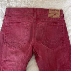 Ett par herr true religion jeans i använt skick ( köpte dem själv på sellpy) ❤️Stl. 34