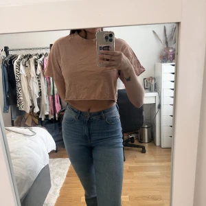 Kroppar t-shirt - Från bikbok, strl S. Gott skick. Skrynklig pga flytt. 