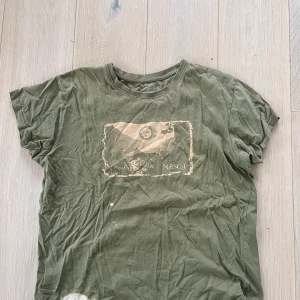 Chill tröja  - Chill tröja i en fin grön färg har ett litet hål så säljer fett billigt! Kan posta och möta upp🫶🏼