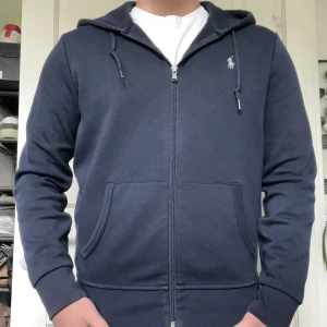 Ralph Lauren zip - Ralph lauren zip i storlek M i färgen navy. Sjukt eftertraktad och väl omhändertagen. Använd flitigt men inga flaws förutom general wear och att den är lite nopprig (8/10). Den passar en större Small och en vanlig Medium. Nypris 1795, Mitt pris 699 sek.