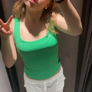 Grönt linne - Intressekoll på detta skitsnygga linne från zara som aldrig är använd och har prislapp kvar än så länge💞 skitfin till sommaren