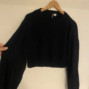 Stickad tröja  - Från HM, långa armar och croppad 