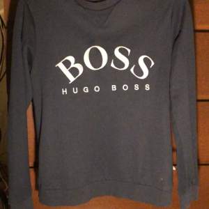 Blå tröja med silvriga Hugo boss bokstäver  Väldigt bra skick knappt använd