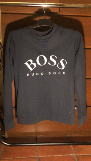 Hugo boss  - Blå tröja med silvriga Hugo boss bokstäver  Väldigt bra skick knappt använd
