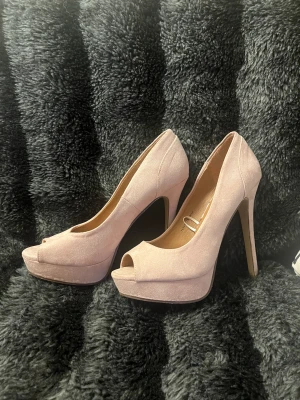 Beige klackar - Beigea klackar från atmosphere, aldrig använda. Storlek 38,5