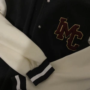 Varsity jacket  - Jacka från shein, bra kvalitet men har aldrig kommit till användning. Storlek s dock oversize