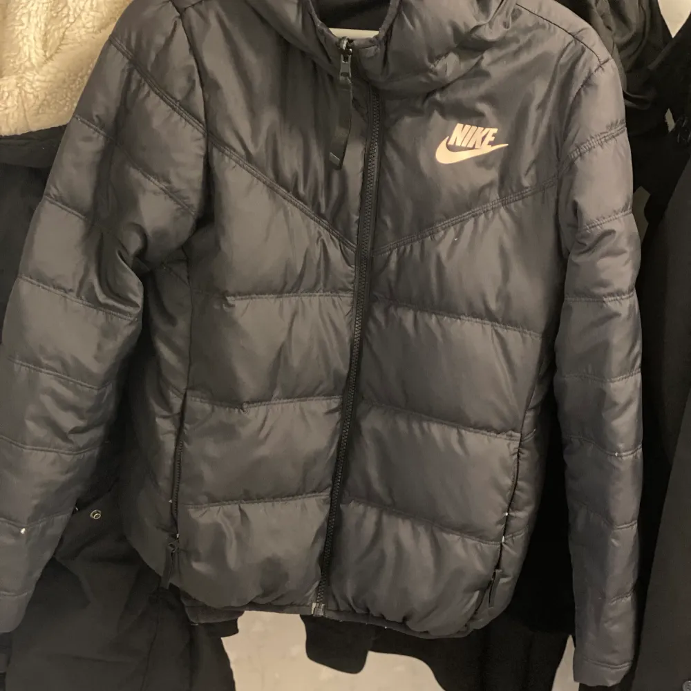 En nike jacka som kan användas båda bak och fram. Väldigt fin och skön. . Takit.