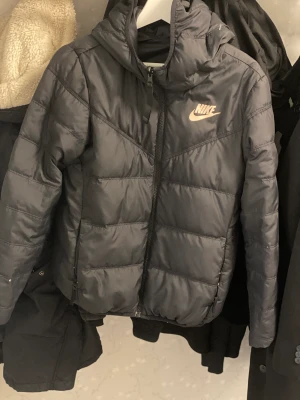 Nike jacka - En nike jacka som kan användas båda bak och fram. Väldigt fin och skön. 