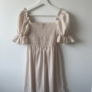 Gullig klänning  - Oanvänd klänning 