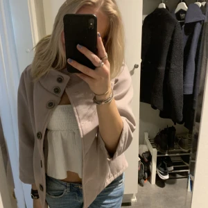 Trekvartsärmad kappa! - Säljer min supersnygga trekvartsärmade kappa! Skitsnygg inga defekter! Färgen är lite oklar men jag tycker den är rosa/beige!