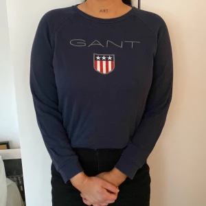 Gant sweatshirt  - marinblå gant sweatshirt. använd men i bra skick. äkta! nypris ca 1000kr