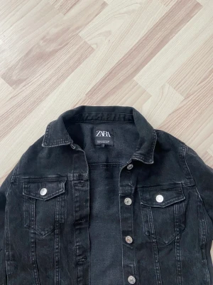 Zara jeansjacka - Storlek M, kanappt använd