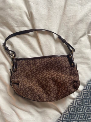 Dkny väska - Dkny väska köpt fr vestaire collective!! super fin men måste tyvärr sälja för behöver pengar just nu!!