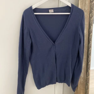 Kofta - Superfin kofta från esprit, perfekt att ha ovanför ett linne eller en topp i sommar! Kommer inte till användning tyvärr!